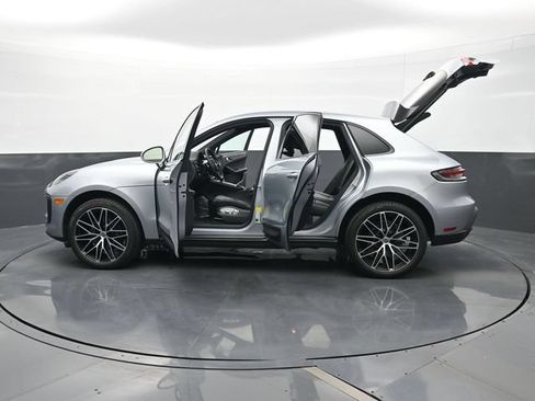 Certified 2025 Porsche Macan AWD/4WD image 28