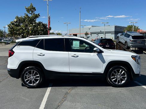 Used 2024 GMC Terrain SLT AWD/4WD image 8