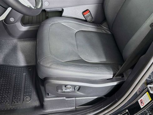 Used 2023 Land Rover Defender 130 SE image 21