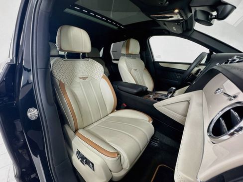Certified 2023 Bentley Bentayga Plug-In Hybrid AWD/4WD image 12