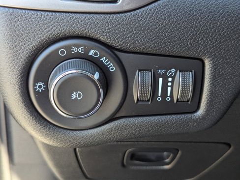 Used 2021 Jeep Cherokee Latitude Plus image 30