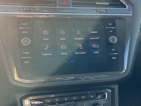 Used 2018 Volkswagen Tiguan SEL Premium image 37