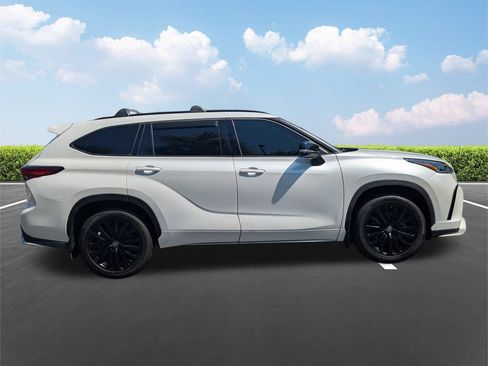Used 2023 Toyota Highlander XSE AWD/4WD image 3