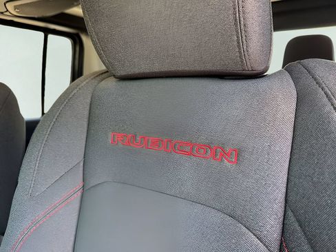 Used 2025 Jeep Gladiator Rubicon w/ Convenience Group AWD/4WD image 12