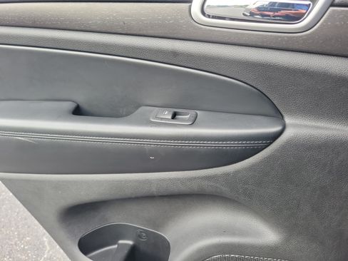 Used 2015 Jeep Grand Cherokee Altitude AWD/4WD image 11