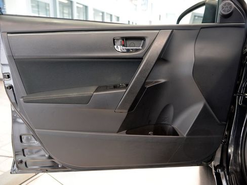 Used 2018 Toyota Corolla LE FWD image 14