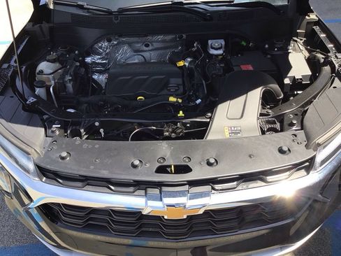 Used 2025 Chevrolet Trax LT FWD image 39