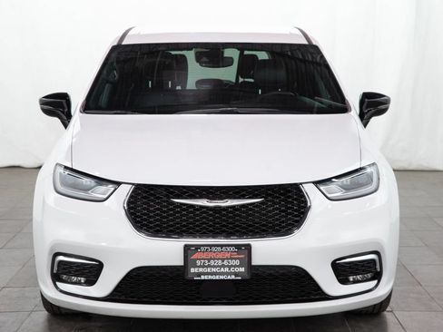 Used 2025 Chrysler Pacifica Select FWD image 2