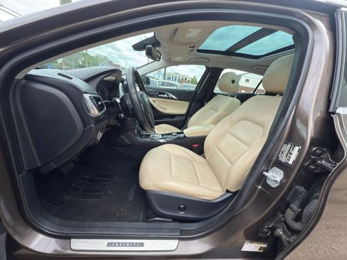 Used 2018 INFINITI QX30 Premium w/ Navigation Package image 9