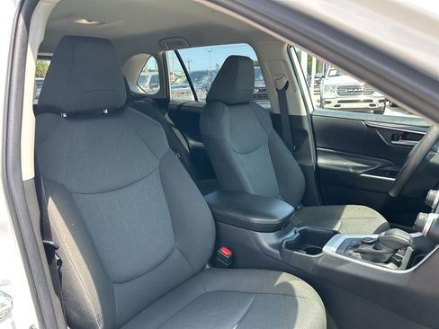 Used 2025 Toyota RAV4 XLE AWD/4WD image 41