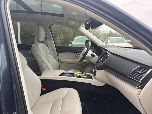 Used 2020 Volvo XC90 T8 Momentum w/ Protection Package Premier image 10