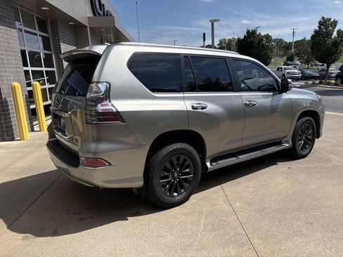 Used 2021 Lexus GX 460 Premium w/ Premium Package AWD/4WD image 32