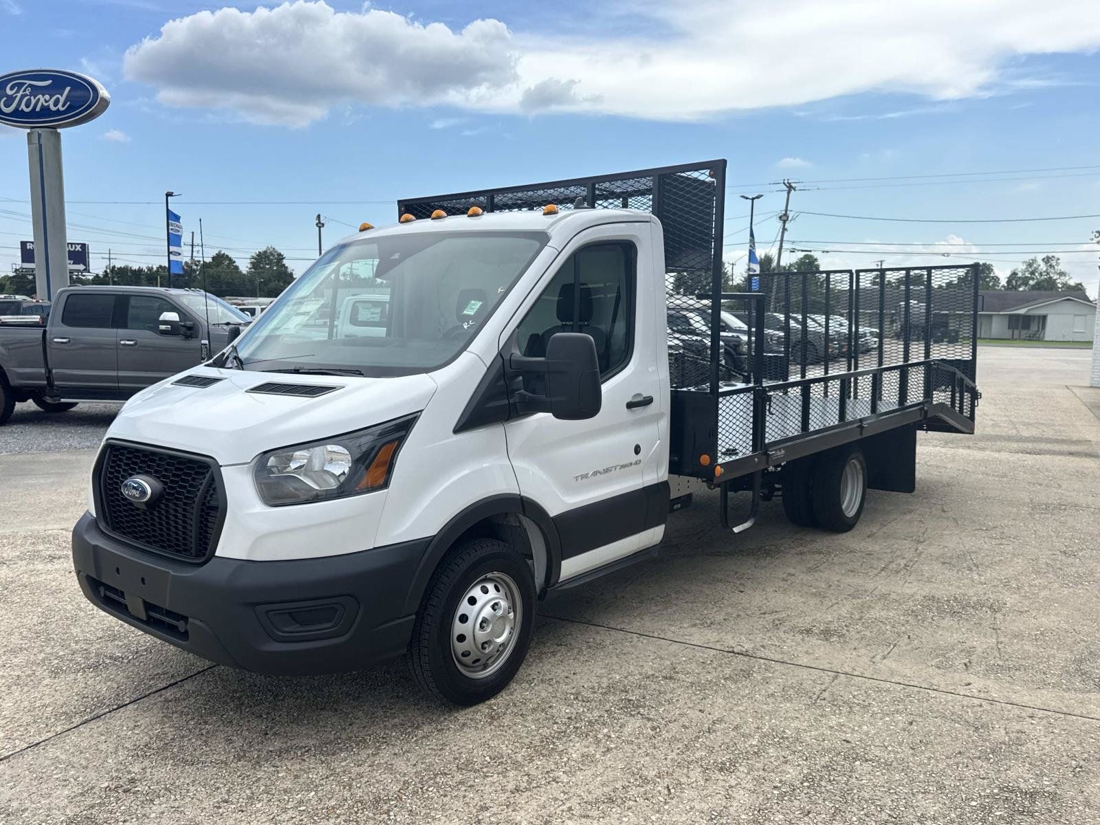 Used 2023 Ford Transit 350 DRW RWD image 3
