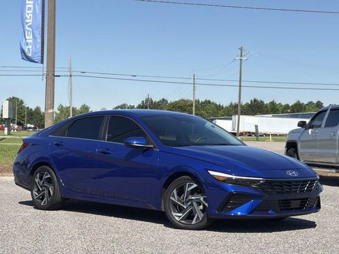 Used 2025 Hyundai Elantra SEL FWD image 12