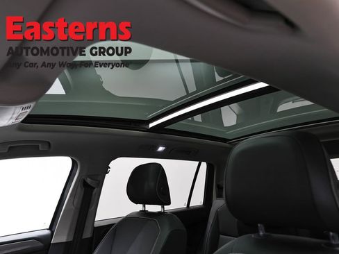 Used 2022 Volkswagen Tiguan SE w/ Panoramic Sunroof Package image 34