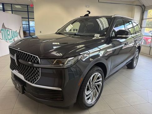 Used 2025 Lincoln Navigator Reserve AWD/4WD image 3