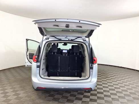 Used 2023 Chrysler Pacifica Touring-L FWD image 30