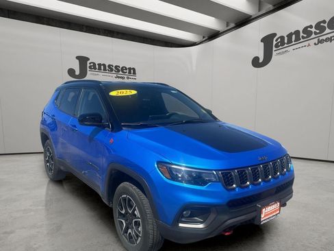 Used 2025 Jeep Compass Trailhawk AWD/4WD image 6