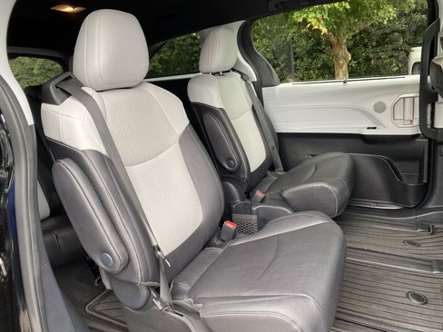 Used 2025 Toyota Sienna XSE image 35