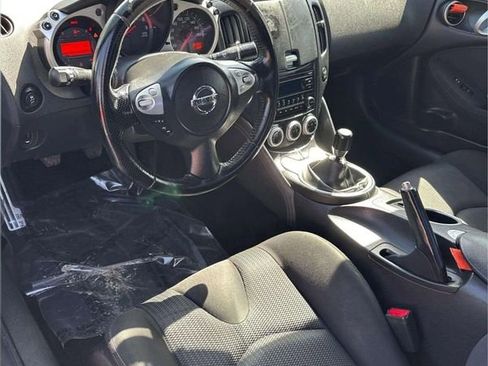 Used 2018 Nissan 370Z Coupe RWD image 11