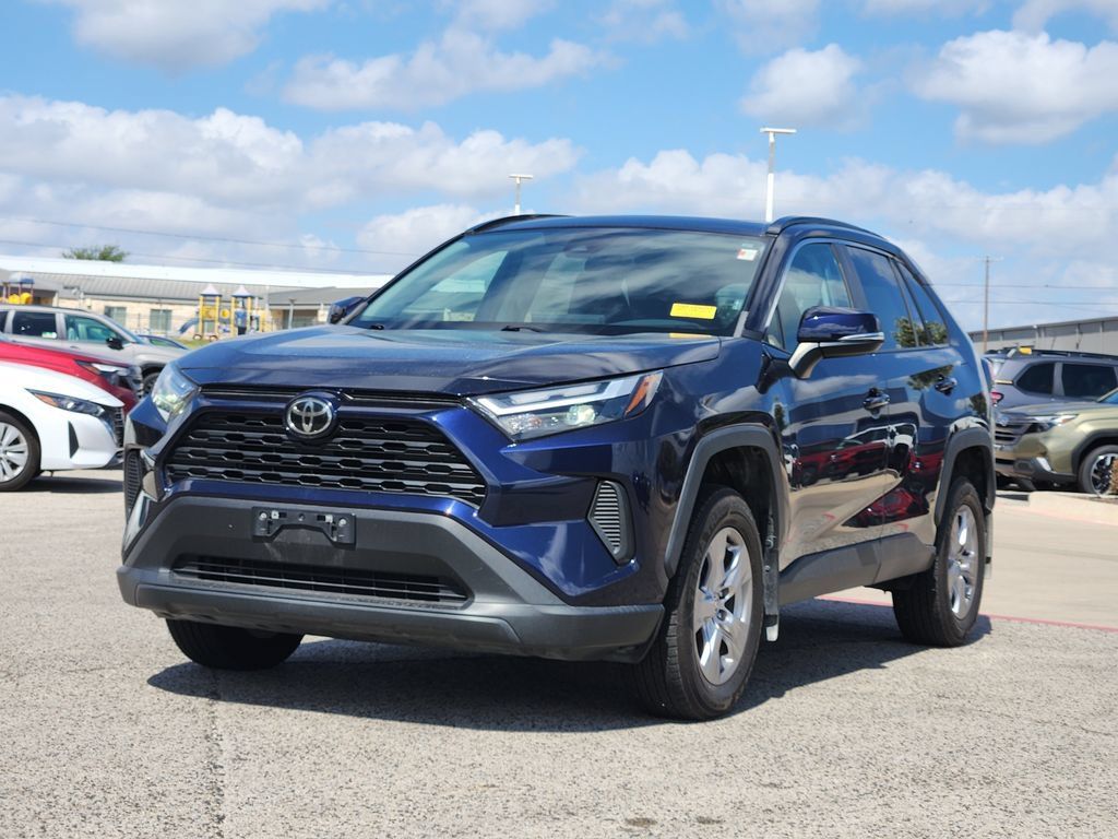 Used 2022 Toyota RAV4 XLE w/ Convenience Package FWD image 2