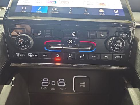 Used 2023 Jeep Grand Cherokee Limited w/ Black Appearance Package image 21