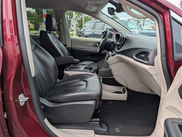 Used 2023 Chrysler Pacifica Touring-L FWD image 12