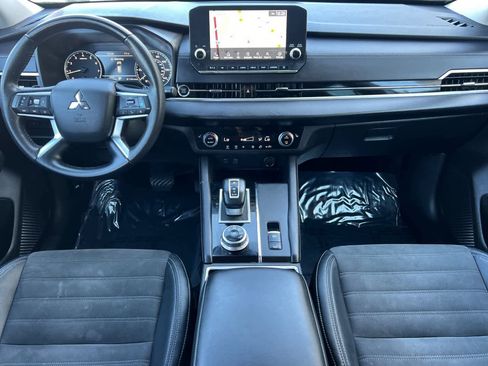 Used 2023 Mitsubishi Outlander SE image 3