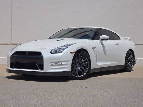 Used 2016 Nissan GT-R Premium AWD/4WD image 1