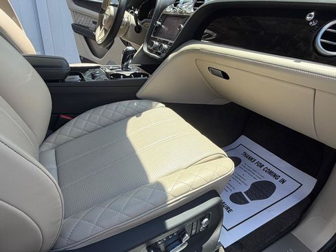 Used 2020 Bentley Bentayga Plug-In Hybrid AWD/4WD image 22
