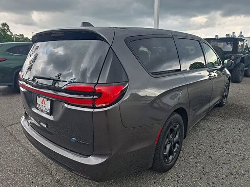 Used 2022 Chrysler Pacifica Limited w/ S Appearance Package FWD image 5