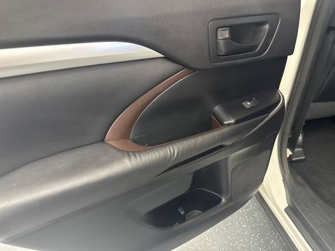 Used 2015 Toyota Highlander Plus AWD/4WD image 18
