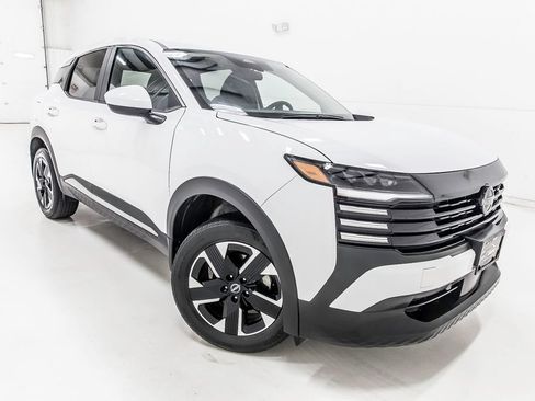 Used 2025 Nissan Kicks SV AWD/4WD image 9