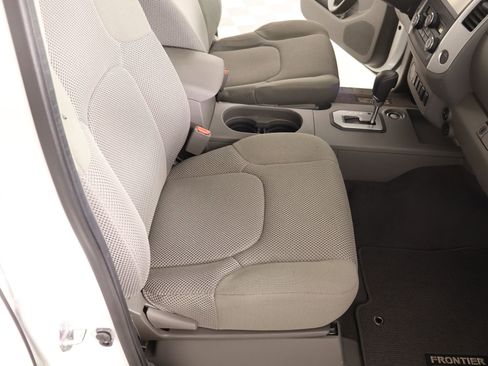 Used 2021 Nissan Frontier SV w/ Midnight Edition Floor Mats image 13