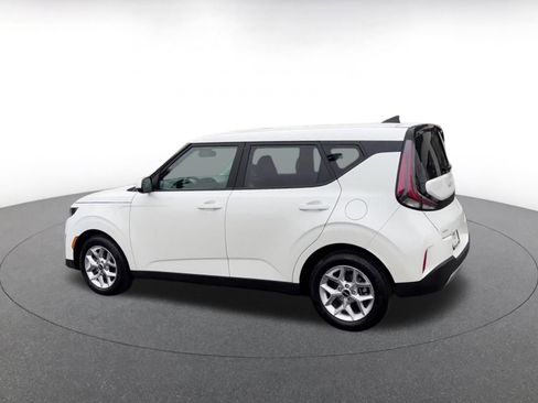 Used 2025 Kia Soul LX w/ LX Technology Package FWD image 10