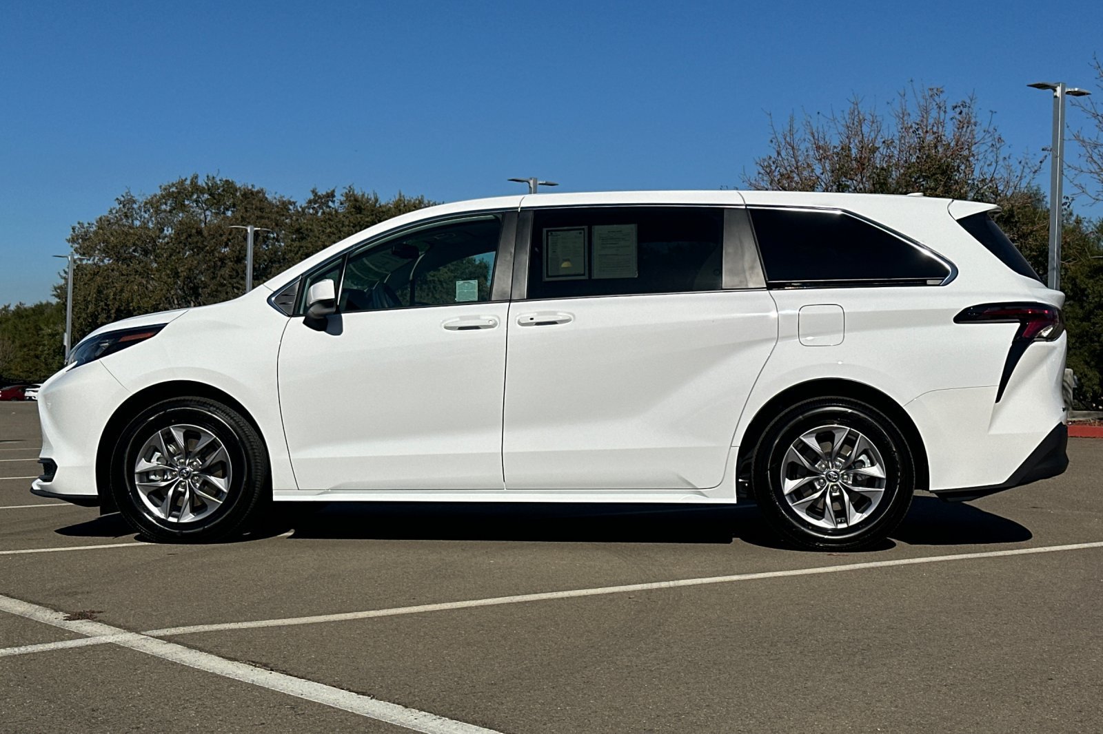 Certified 2026 Toyota Sienna LE FWD image 8
