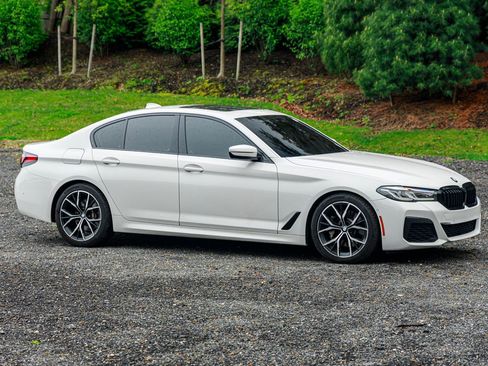 Used 2021 BMW 530i xDrive w/ M Sport Package image 11