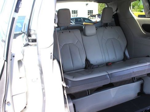 Used 2017 Chrysler Pacifica Touring-L FWD image 16