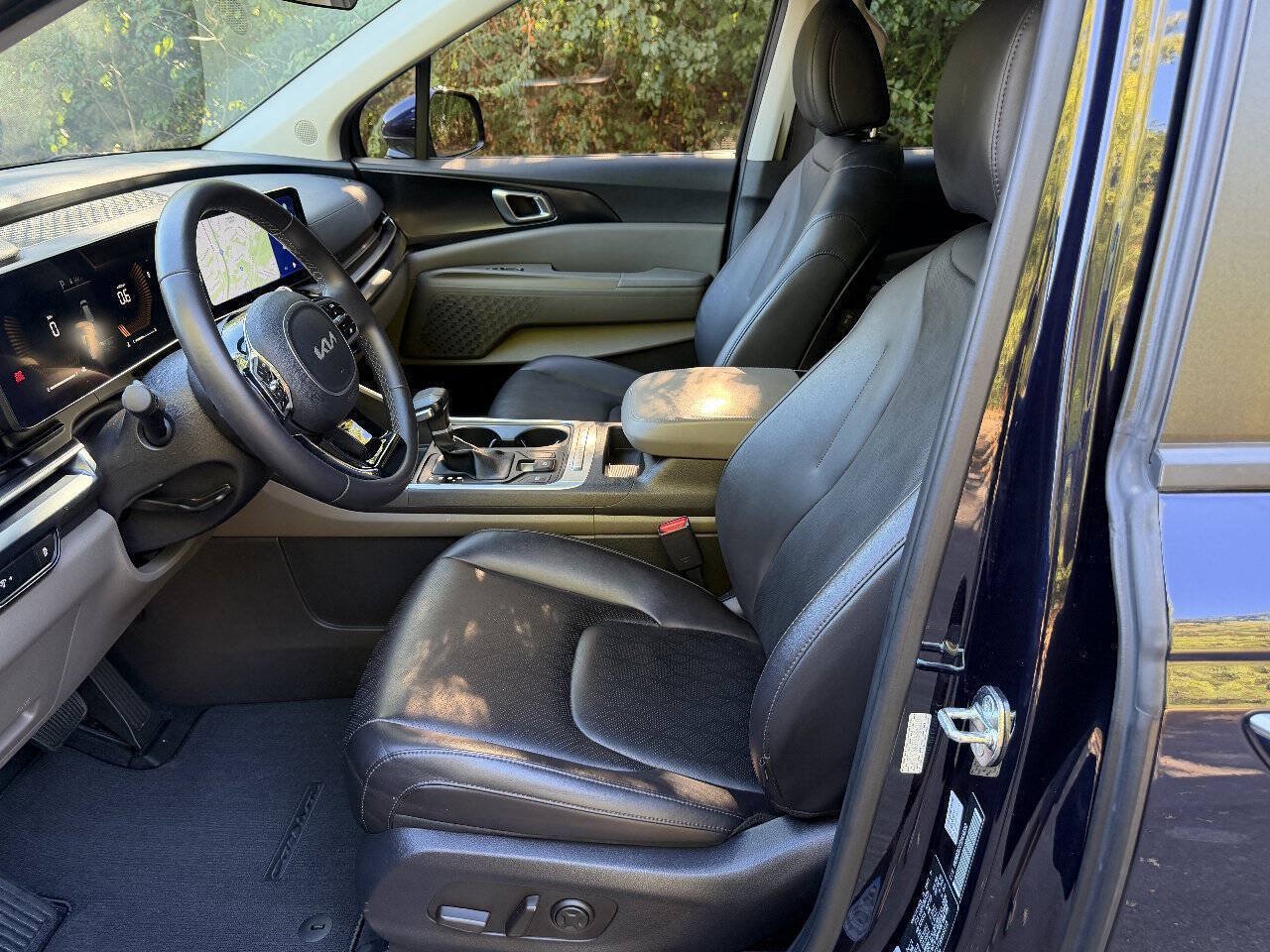 Used 2025 Kia Carnival FWD image 13