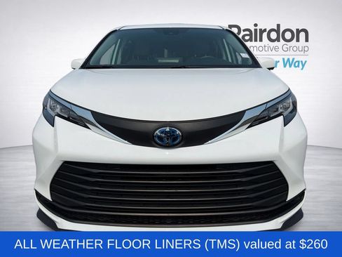 Used 2024 Toyota Sienna LE AWD/4WD image 2