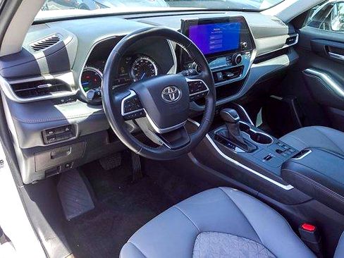 Used 2023 Toyota Highlander Bronze Edition AWD/4WD image 10