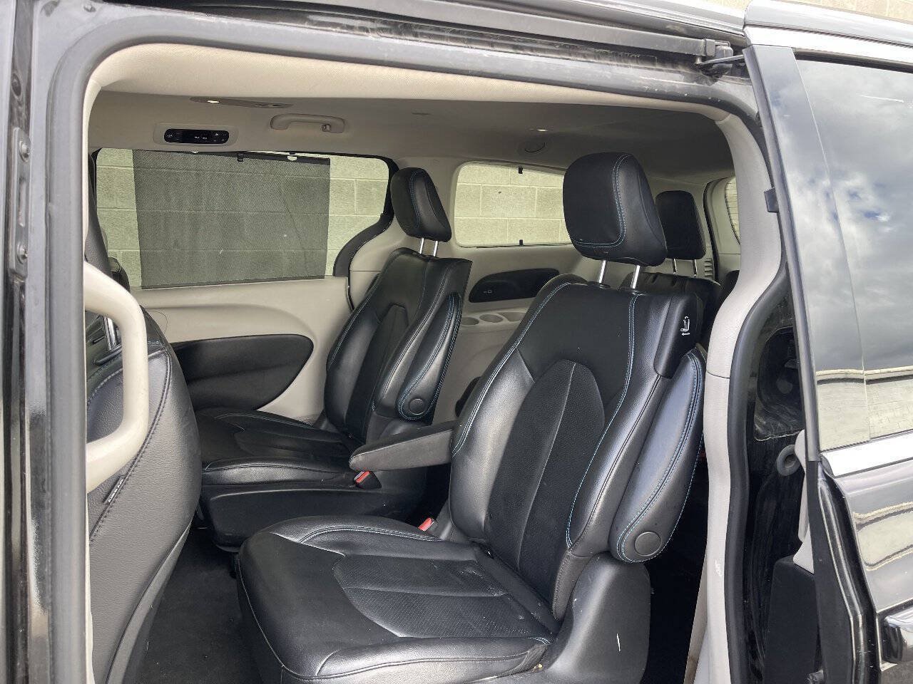 Used 2021 Chrysler Pacifica Touring-L FWD image 10
