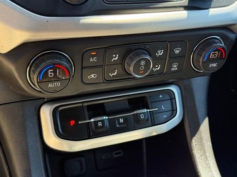 Used 2022 GMC Acadia SLE FWD image 22