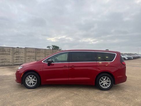 Used 2025 Chrysler Pacifica Select FWD image 12