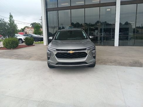 Used 2025 Chevrolet Trax LT w/ LT Convenience Package FWD image 3