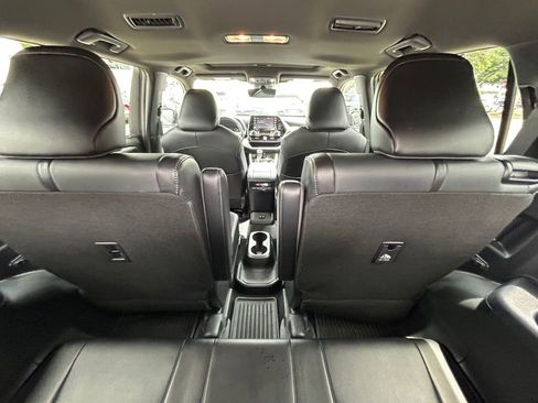 Used 2021 Toyota Highlander XSE FWD image 16