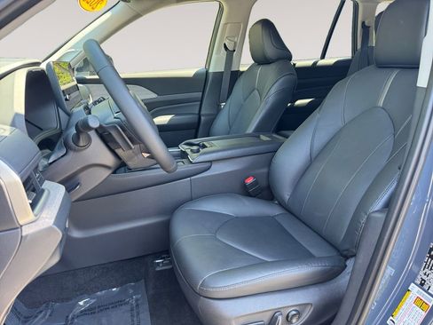 Used 2025 Toyota Grand Highlander AWD image 9