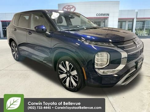 Used 2025 Mitsubishi Outlander SE image 1