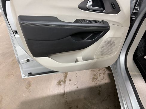 Used 2024 Chrysler Pacifica Touring-L FWD image 11
