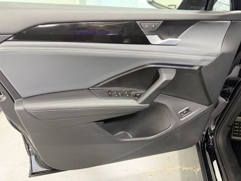 Used 2025 Volkswagen Tiguan SEL R-Line image 8